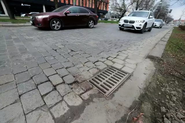 Dziury na ulicy Powstańców Śląskich dają się we znaki kierowcom i ich pojazdom. Stan drogi jest tragiczny, zapadnięte są kostka i studzienki.