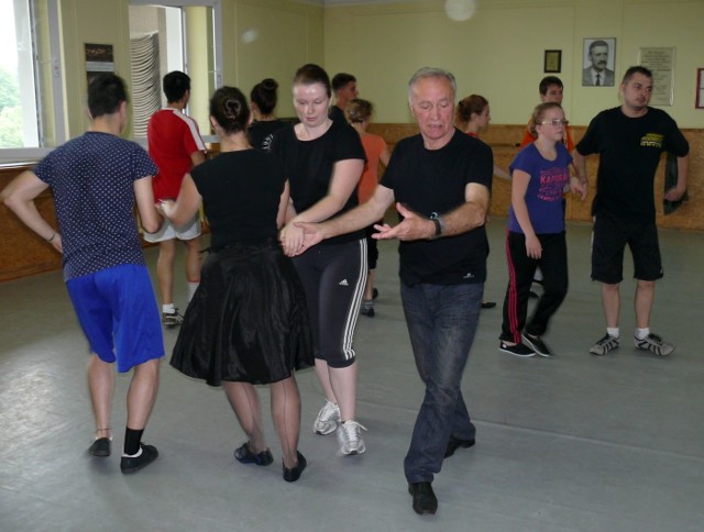Antoni Wołczko podczas próby polskich i francuskich tancerzy w sali baletowej Miejskiego Domu Kultury.