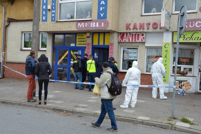 Napad na kantor w Gdyni Chyloni [13.10.2017]. Na miejscu pracują policjanci z wydziału śledczego