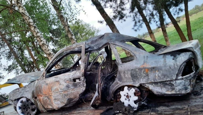 Wypadek w Drężku (gm. Myszyniec). 22-latek bez prawa jazdy uderzył w drzewo. Auto spłonęło, są ranni. 19.05.2021