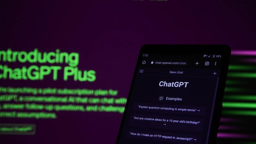 Aplikacja ChatGPT umożliwia użytkownikowi korzystanie z...