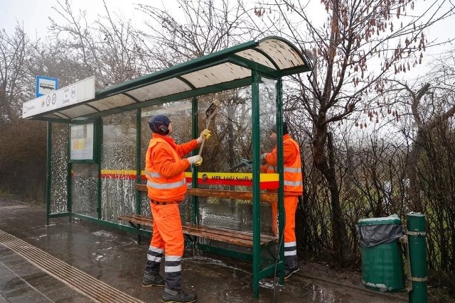 Trwa wiosenne mycie przystanków MPK