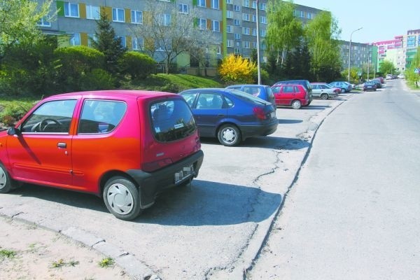 Parking na Stromej przypomina "dziki zachód&#8221;. Kierowcy stawiają auta, jak chcą.