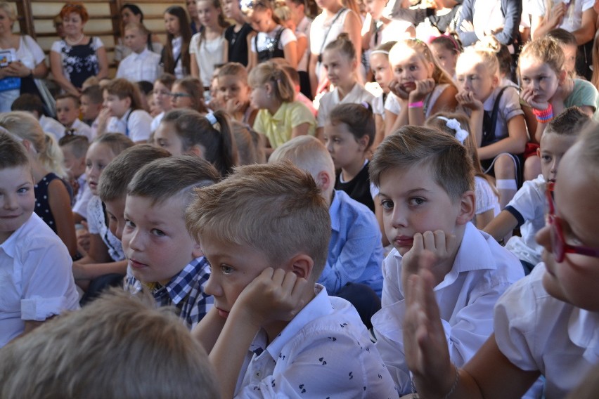 W wodzisławskiej SP 3 nowy rok szkolny powitało ponad 300...