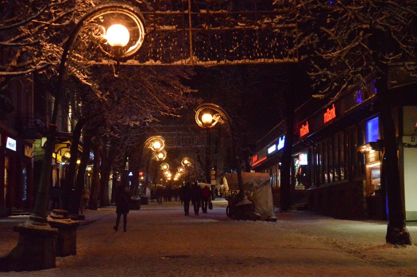 Zakopane pod śniegiem. Miasto wieczorem wygląda magicznie [GALERIA]