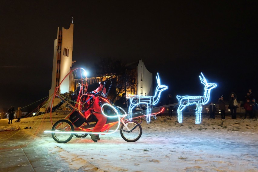 Latający Mikołaj nad Białymstokiem. Paralotniarz Dragon Tomasz Kudaszewicz znów będzie latał w stroju mikołaja (zdjęcia)