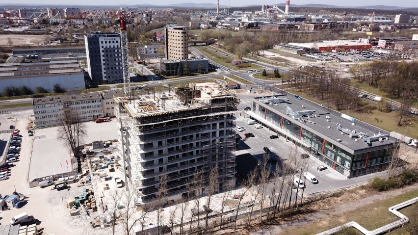 Trwa budowa najwyższego budynku w regionie. Wieżowiec Plaza Tower w Kielcach ma już… 11 pięter [WIDEO, ZDJĘCIA]