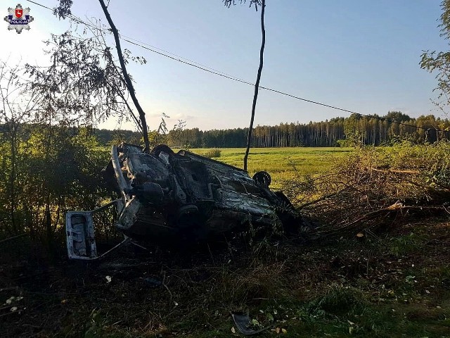 Na skutek dachowania auto zapaliło się