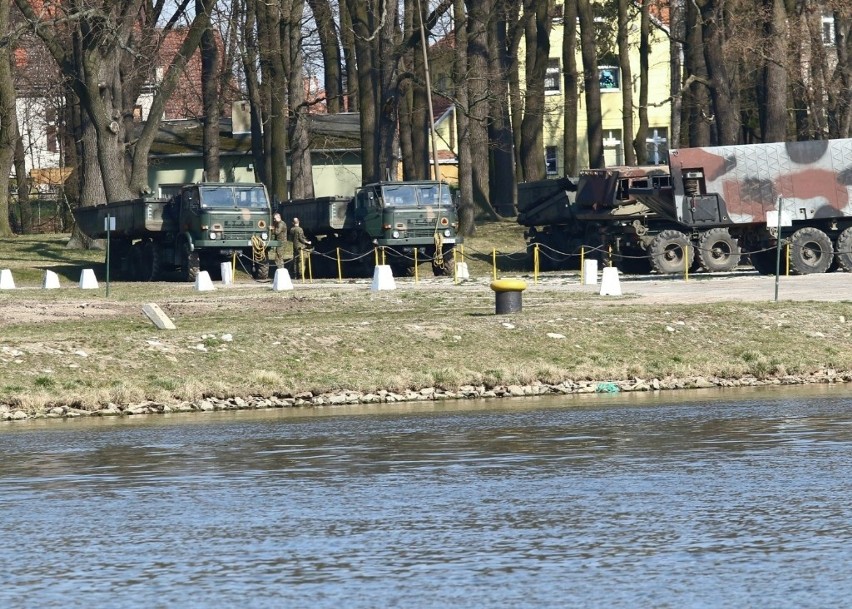 Wrocław: Dużo wojskowych i sprzętu nad Odrą. Co to za akcja?