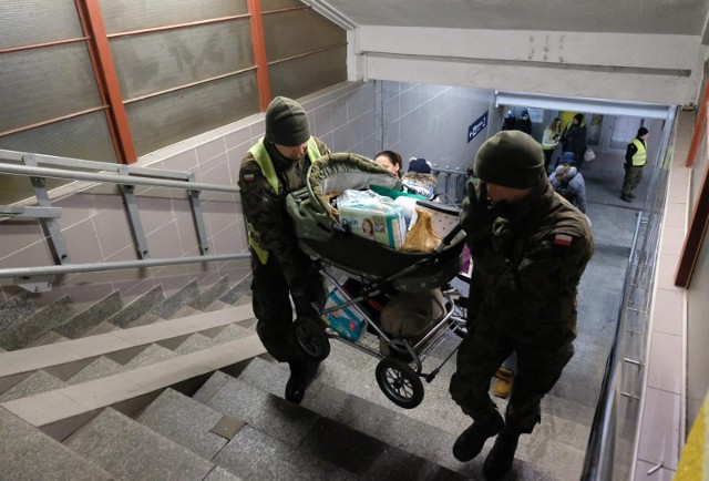 4.03.2022, Przemyśl: wolontariusze pomagają uchodźcom z Ukrainy