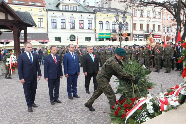 Marszałek Władysław Ortyl z delegacją Sejmiku Województwa Podkarpackiego składają wieniec pod pomnikiem gen. Tadeusza Kościuszki