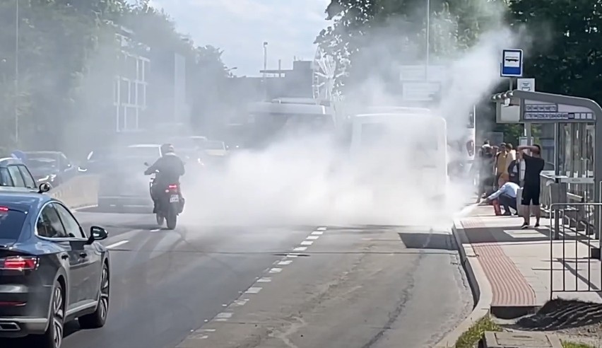 Pożar autobusu MPK. Kierowca musiał użyć gaśnicy. Działania straży trwały 45 minut