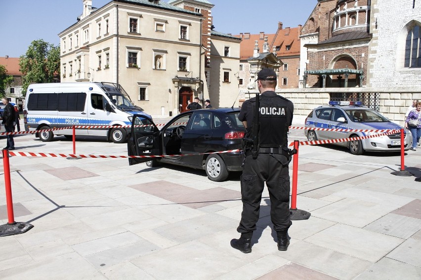 Wjechał autem na Wawel i groził księdzu siekierą [WIDEO]