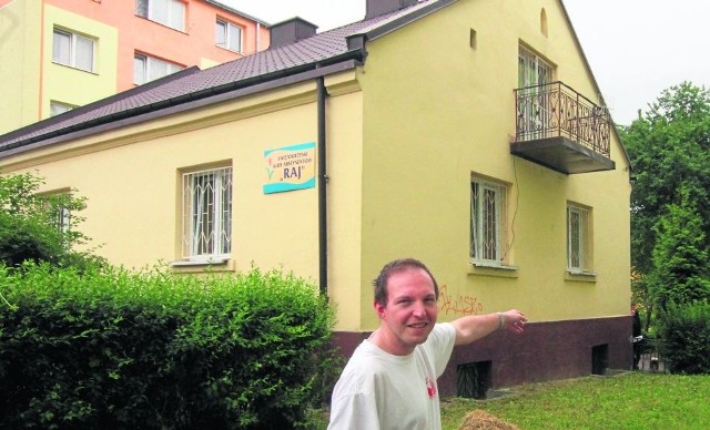 Jakub Grzegorzewski, członek zarządu Świętokrzyskiego Klubu Abstynenta  Raj pokazuje, że budynek będzie poszerzony.