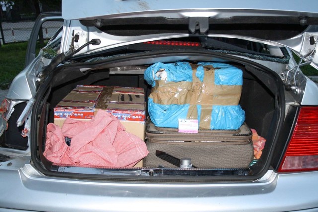 W samochodzie, który rozbił się w powiecie koneckim, policjanci znaleźli 11 tysięcy ampułek leków.