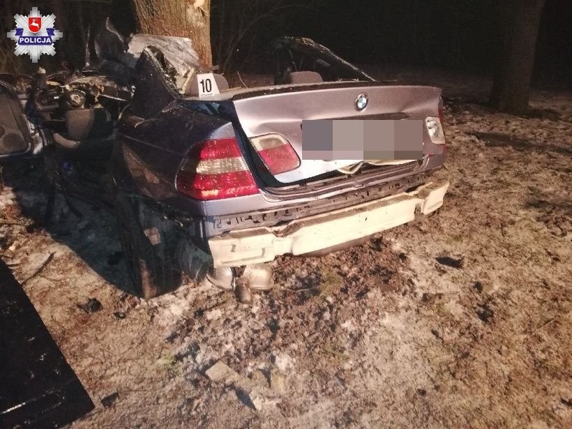 Wypadek w Tuligłowach. Młody kierowca BMW uderzył w drzewa. Zginął na miejscu 