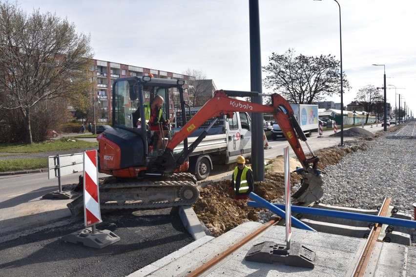 Trwa remont ronda im. Jana Pawła II i przyległych dróg w...