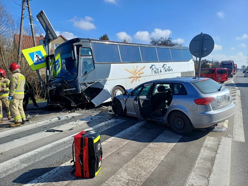 Wypadek w Radlinie na drodze krajowej numer 74. Zderzenie autobusu z osobówką