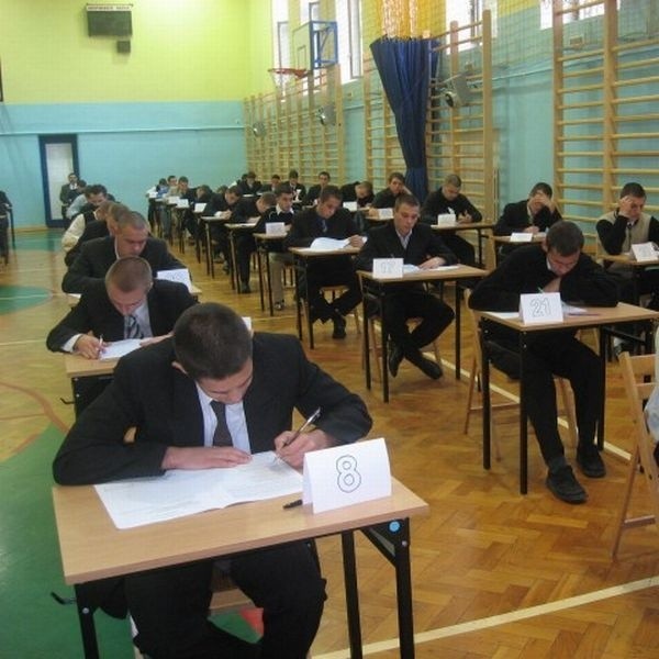 Maturzyści o dziewiątej rano pisali egzamin z geografii.