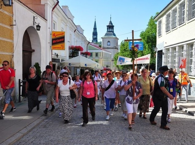 Na czele pielgrzymki szła grupa skupiająca pątników z Sandomierza i okolic.