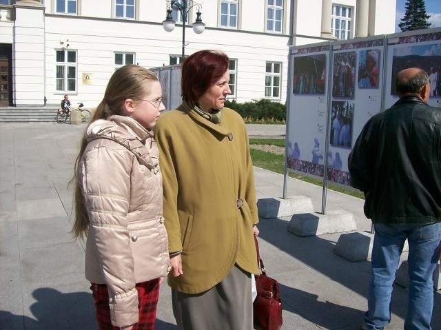 - Pamiętamy o mądrych przesłaniach Jana Pawła II - powiedziała Irmina Pawlina, która razem z córką Joanną obejrzała w piątek wystawę o Papieżu ustawioną na ulicy Żeromskiego w Radomiu.