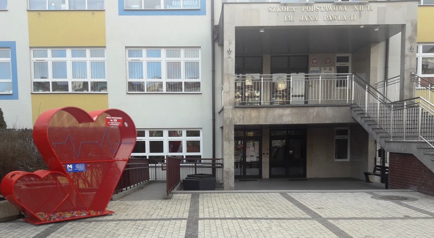 Ostrołęka. Przed budynkiem Szkoły Podstawowej nr 10 stanęły dwa czerwone, metalowe serca. Służą do zbierania plastikowych nakrętek