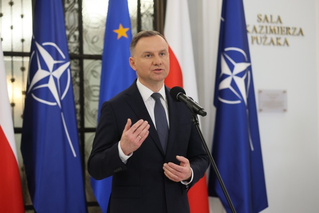 Prezydent Andrzej Duda skomentował wystąpienie ministra spraw zagranicznych. Zbigniew Rau wypowiedział się w Sejmie na temat priorytetów polskiej dyplomacji.