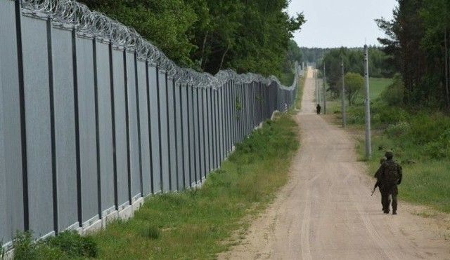 Wczoraj dwukrotnie uchodźcy obrzucili strażników granicznych kamieniami.