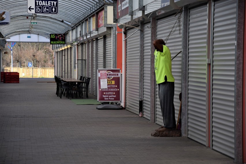 Bazar w Słubicach świeci pustkami. Wszystkie pawilony są...