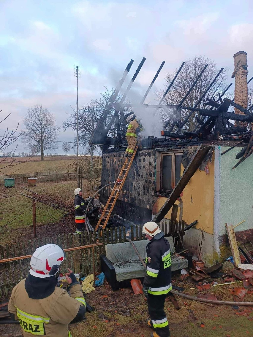 Nocny pożar domu w powiecie gołdapskim. Dwie osoby trafiły do szpitala