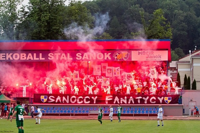 Piłkarze z Sanoka pokonali beniaminka 4. ligi Wisłokę Dębica 1:0. Decydująca o losach spotkania bramka padła już w 7. minucie spotkania.