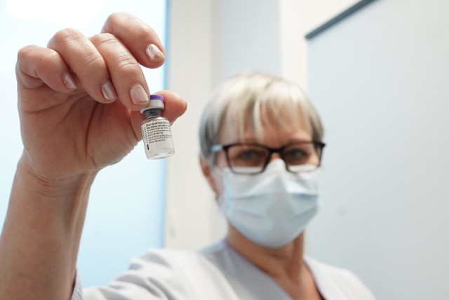 Na runku niebawem ma się pojawić nowa szczepionka na koronawirusa. Wiele wskazuje na to, że oprócz preparatów BioNTech/Pfizer, Moderna i AstraZeneca przeciw COVID-19 będzie nas chronić również szczepionka amerykańskiej firmy Novavax. Preparat pomyślnie przeszedł testy w Wielkiej Brytanii, skąd rozprzestrzeniła się nowa mutacja koronawirusa. Nowa szczepionka Novavax wykazuje niemal 90-procentową skuteczność!Jaką skuteczność ma nowa szczepionka? Czym się wyróżnia? Czy władze UE i UK zamierzają ją sprowadzić? Czytaj dalej. Przesuwaj zdjęcia w prawo - naciśnij strzałkę lub przycisk NASTĘPNECZYTAJ TAKŻE:Test na koronawirusa z Polski: chuchniesz, a czujnik wykryje, czy jesteś zakażonyKoronawirus: Szczepienia na COVID-19 również dla zwierząt domowych?