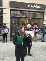 Protest w Krakowie. Aktywiści przed sklepem znanej marki