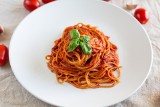 Spaghetti po neapolitańsku to pomysł na szybki obiad. Zdradzamy włoski patent, dzięki któremu sos jest gęsty i smakuje wybornie