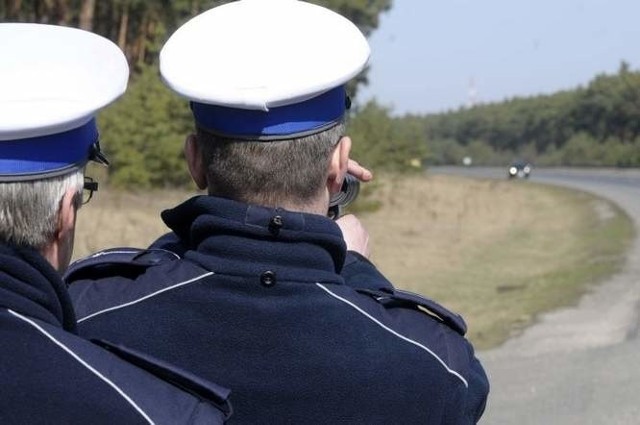 W ubiegłym roku sami policjanci drogówki komendy wojewódzkiej wypisali 209 856 mandatów. Ich ściągalność wciąż spada.