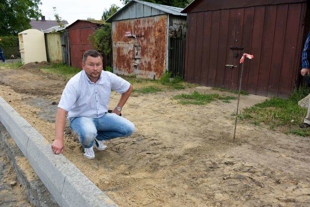 Adam Miśkiewicz jest zaskoczony wysokością krawężnika.