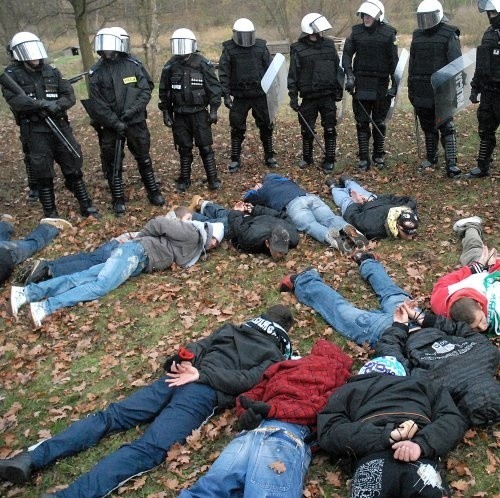 Po meczu doszło do przepychanek policji i kibiców Mieszka. Efekt jest widoczny na zdjęciu.