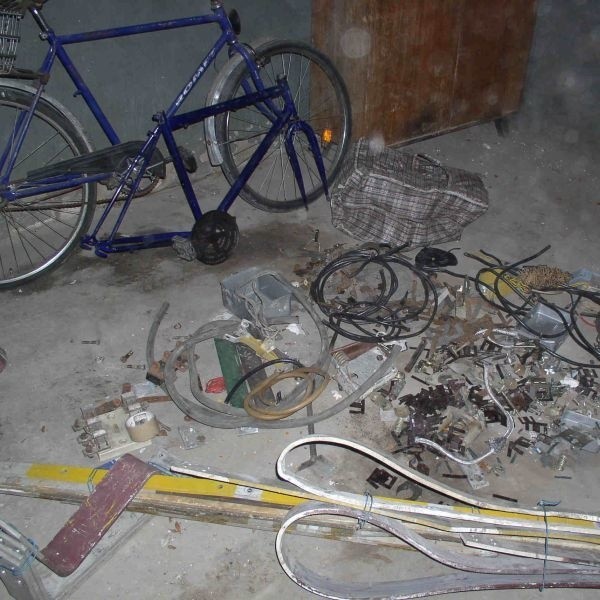 Kradzione metalowe elementy, znalezione przez policjantów w piwnicy u jednego z dwóch zatrzymanych mieszkańców Ostrowca.