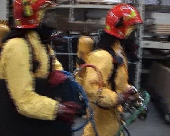 Działania straży pożarnej polegają na zabezpieczeniu miejsca zdarzenia i usunięciu rozlanego kwasu solnego
