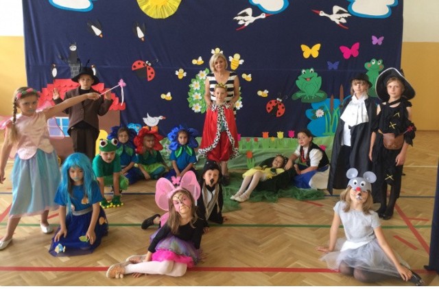 W projekcie teatralnym brali udział uczniowie Publicznej Szkoły Podstawowej w Rawicy koło Tczowa.
