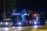 Poznań: Nocny konwój ulicami miasta. Zabytkowa lokomotywa i wagon już w Parku Rataje [ZDJĘCIA]