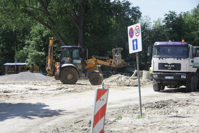 Prace przy przebudowie terenu przy cmentarzu na Majdanku potrwają do połowy października