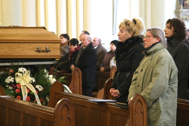 Marię Skorodzień, aktorkę Teatru Lalki i Aktora "Kubuś&#8221; w imieniu dyrekcji i zespołu aktorskiego pożegnali najbliżsi i pracownicy kieleckiego teatru, w pierwszym rzędzie aktorka Małgorzata Oracz i aktor Andrzej Matysiak.