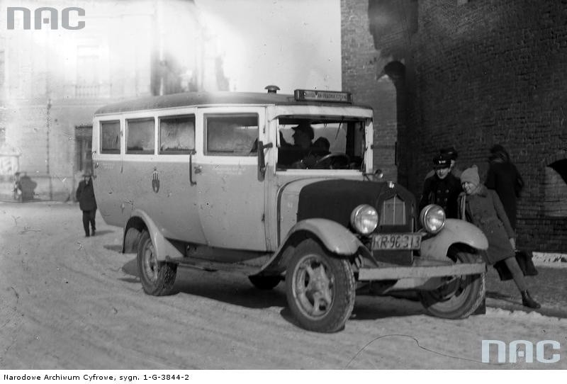 Autobus przed Barbakanem, rok 1932.