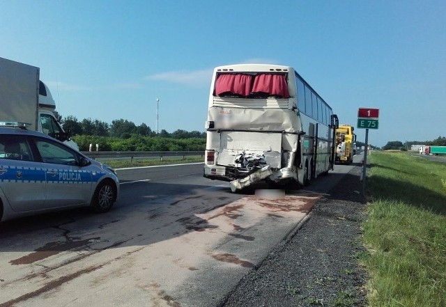 Do wypadku doszło na drodze krajowej nr 1 w miejscowości Wikłowo pod Częstochową. Ze wstępnych ustaleń policjantów wynika, że kierujący ciężarówką najechał na tył autokaru wiozącego uczestników wycieczki z Zambrowa. Dzieci jechały na kolonię w Zakopanem.