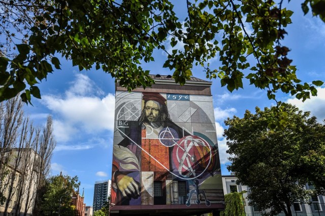 Nowy mural przedstawiający słynnego astronoma Jana Heweliusza zdobi ścianę szczytową gmachu Biblioteki Polskiej Akademii nauk w Gdańsku. Obraz jest dziełem krakowskiego artysty Sebastiana Bożka.