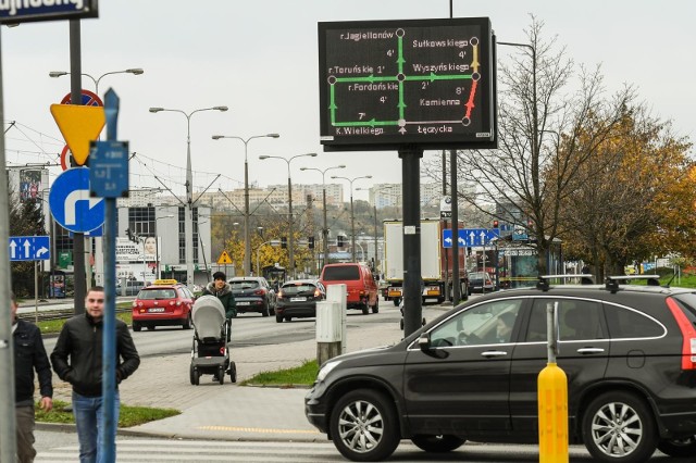 Drogowcy rozpoczynają dalsze prace przy budowie tablic zmiennej treści systemu ITS. Na zdjęciu takie tablice z Bydgoszczy.