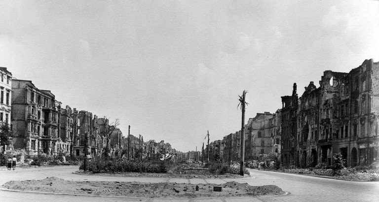 Wrocław, ulica Powstańców Śląskich, rok 1945