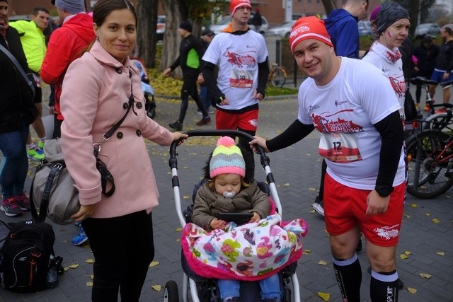 11 listopada odbył się finał (V edycja) Toruńskich Sztafet Wolności 2018. Impreza składała się z biegów sztafetowych (4x5 km) oraz imprez towarzyszących - biegu na 5 km oraz 10 km, a także biegów dla dzieci. Uczestnicy pierwszej zmiany sztafety oraz biegów towarzyszących (5 km i 10 km) wystartowali o godzinie 11.11. Wcześniej była wspólna rozgrzewka i uroczyste otwarcie biegu. Na wszystkich uczestników tegorocznej edycji czekały wyjątkowe medale, złożone  z pięciu elementów - 4 prezentujących toruńskie zabytki i podstawy, która pozwala wszystkie elementy złożyć w całość. Toruńskie Sztafety Wolności 2018 - Zobaczcie zdjęcia >>>>