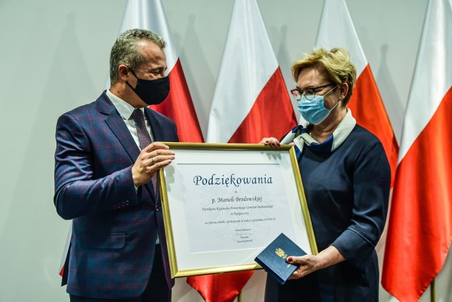 Pracownicy Kujawsko-Pomorskiego Centrum Pulmonologii w Bydgoszczy zostali odznaczeni za zasługi dla ochrony zdrowia w czasie epidemii COVID-19. Odznaki honorowe wręczył im wojewoda kujawsko-pomorski Mikołaj Bogdanowicz